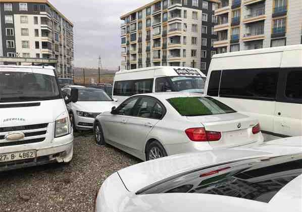 EKONOMİ UÇUYOR! YEDİ EMİN OTOPARKLARINDA LÜKS ARAÇLAR ÇÜRÜYOR!