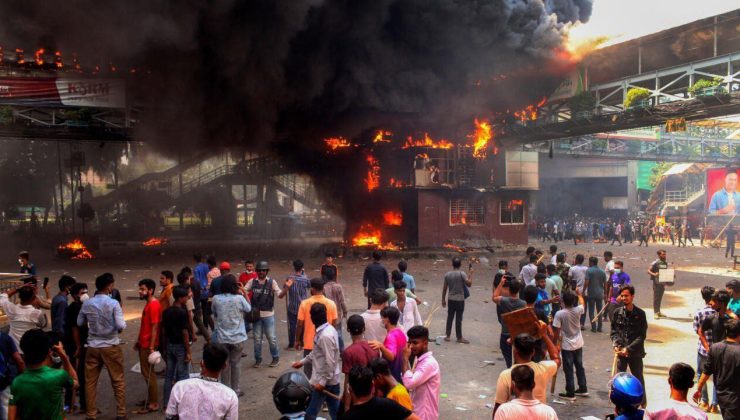 BANGLADEŞ’TE HALKIN SOKAĞA İNMESİNİN HEMEN SONRASI  İSTİFA EDEN BAŞBAKAN HİNDİSTAN’A KAÇTI!