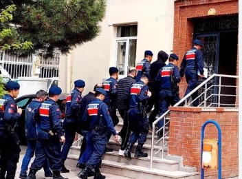 UTANAN VE KORKAN YOK’ DEVLETİN MEMURU BİLE KAÇAK KAZI İLE DEFİNE ARIYOR!